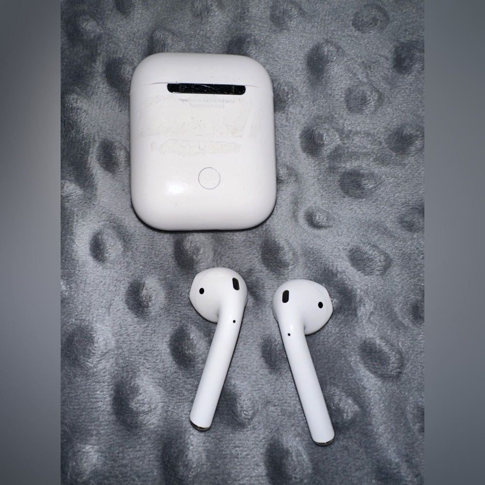 Apple AirPods (good condition) / no charger